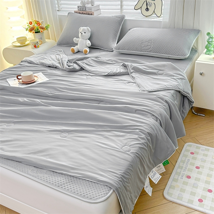 91家纺网 家纺一手货源 找家纺 慕木2025新款A类凉感丝小冰熊云母冰丝凉席床笠夏被系列  小冰熊-魔法灰床席