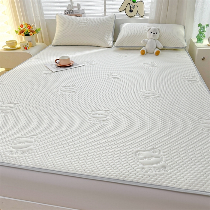 91家纺网 家纺一手货源 找家纺 慕木2025新款A类凉感丝小冰熊云母冰丝凉席床笠夏被系列  小冰熊-奶昔白