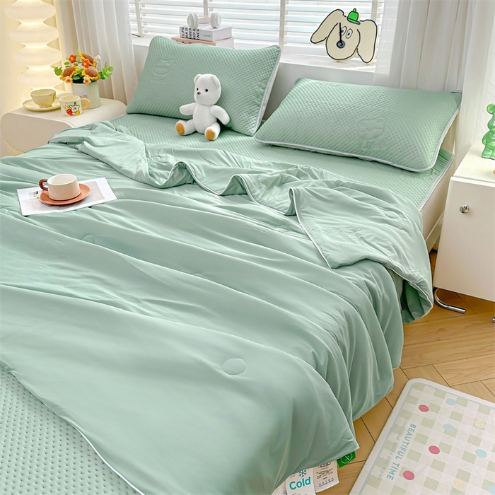 91家纺网 家纺一手货源 找家纺 慕木2025新款A类凉感丝小冰熊云母冰丝凉席床笠夏被系列  小冰熊-豆绿床席