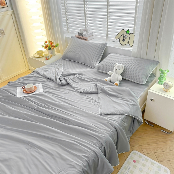 91家纺网 家纺一手货源 找家纺 慕木2025新款A类凉感丝小冰熊云母冰丝凉席床笠夏被系列  小冰熊-魔法灰床席