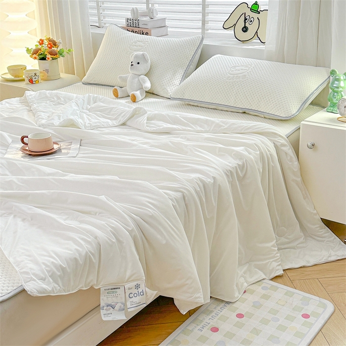 91家纺网 家纺一手货源 找家纺 慕木2025新款A类凉感丝小冰熊云母冰丝凉席床笠夏被系列  小冰熊-奶昔白