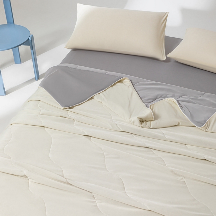 91家纺网 家纺一手货源 找家纺 样样红被业 2025新款抗菌凉感丝夏被 米+灰