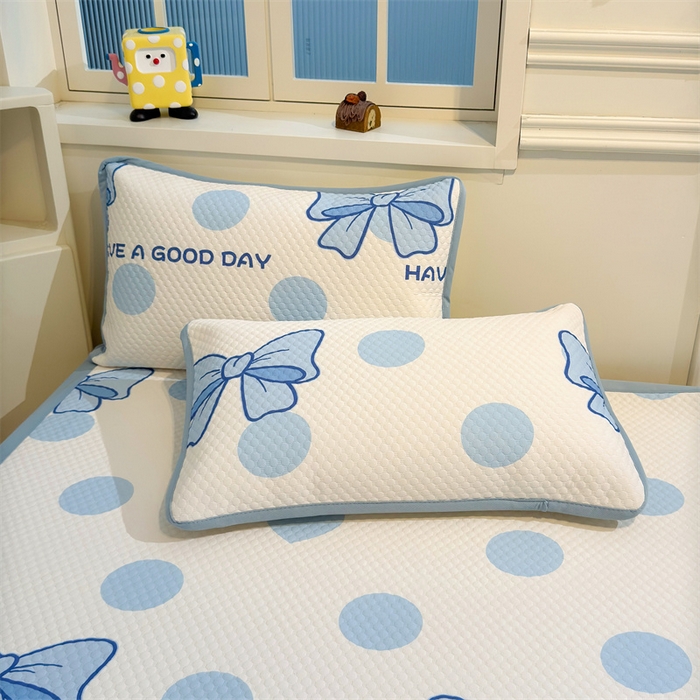 91家纺网 家纺一手货源 找家纺 喜居 2025新款A类凉感豆豆席印花款凉席 蓝色蝴蝶结