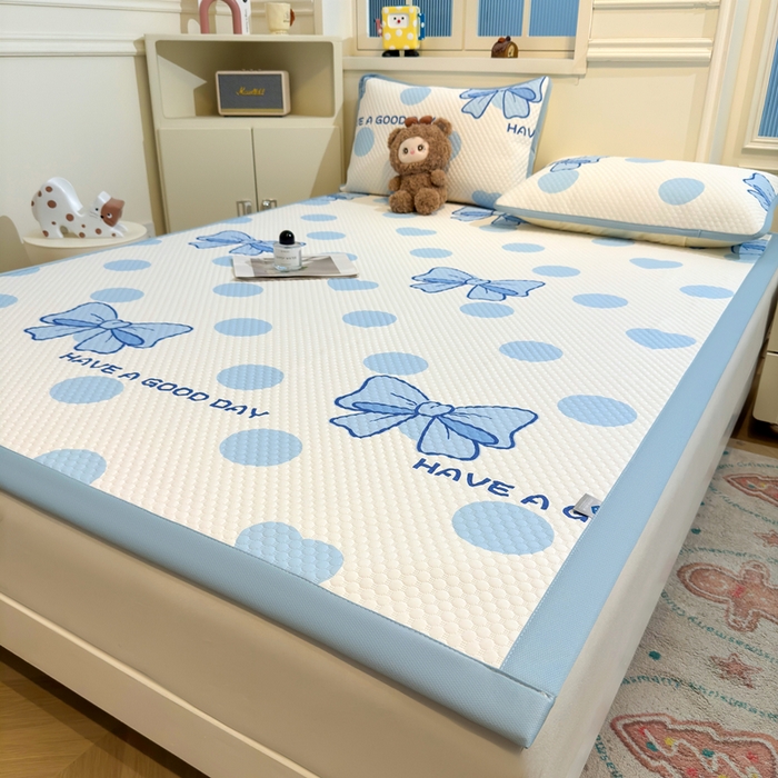 91家纺网 家纺一手货源 找家纺 喜居 2025新款A类凉感豆豆席印花款凉席 蓝色蝴蝶结