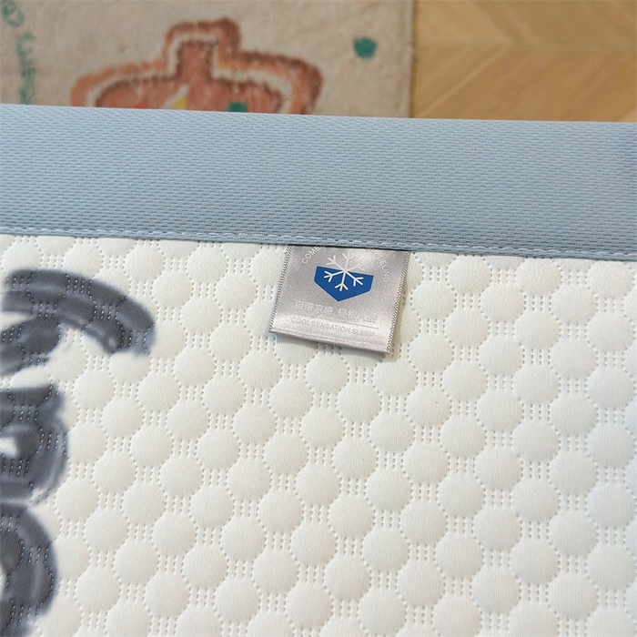 91家纺网 家纺一手货源 找家纺 喜居 2025新款A类凉感豆豆席印花款凉席 蓝色心情