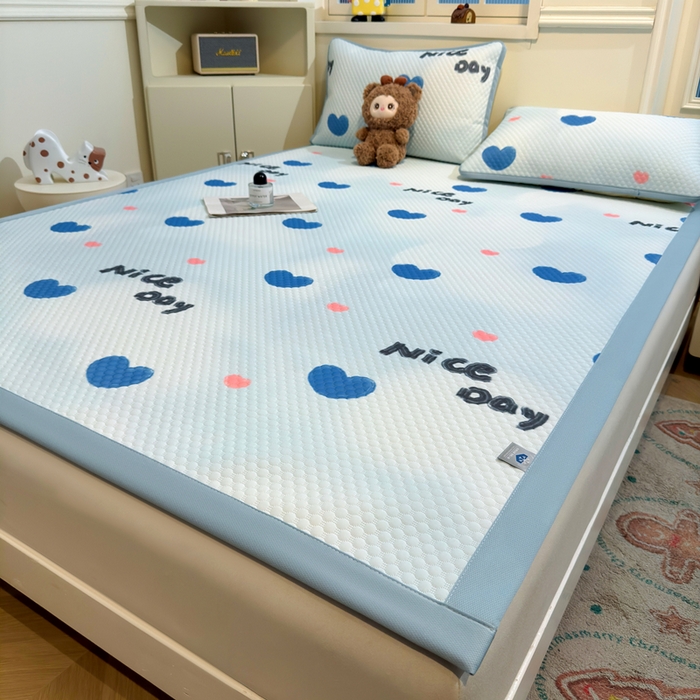 91家纺网 家纺一手货源 找家纺 喜居 2025新款A类凉感豆豆席印花款凉席 蓝色心情