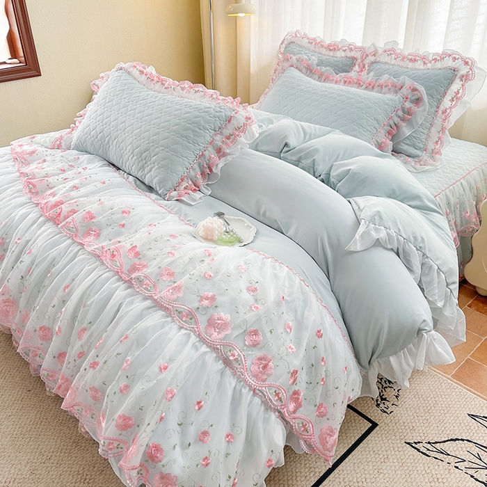 91家纺网 家纺一手货源 找家纺 罗艺轩 2025新款A类珍珠棉花边床裙四件套-梦幻花园 梦幻花园-蓝灰色