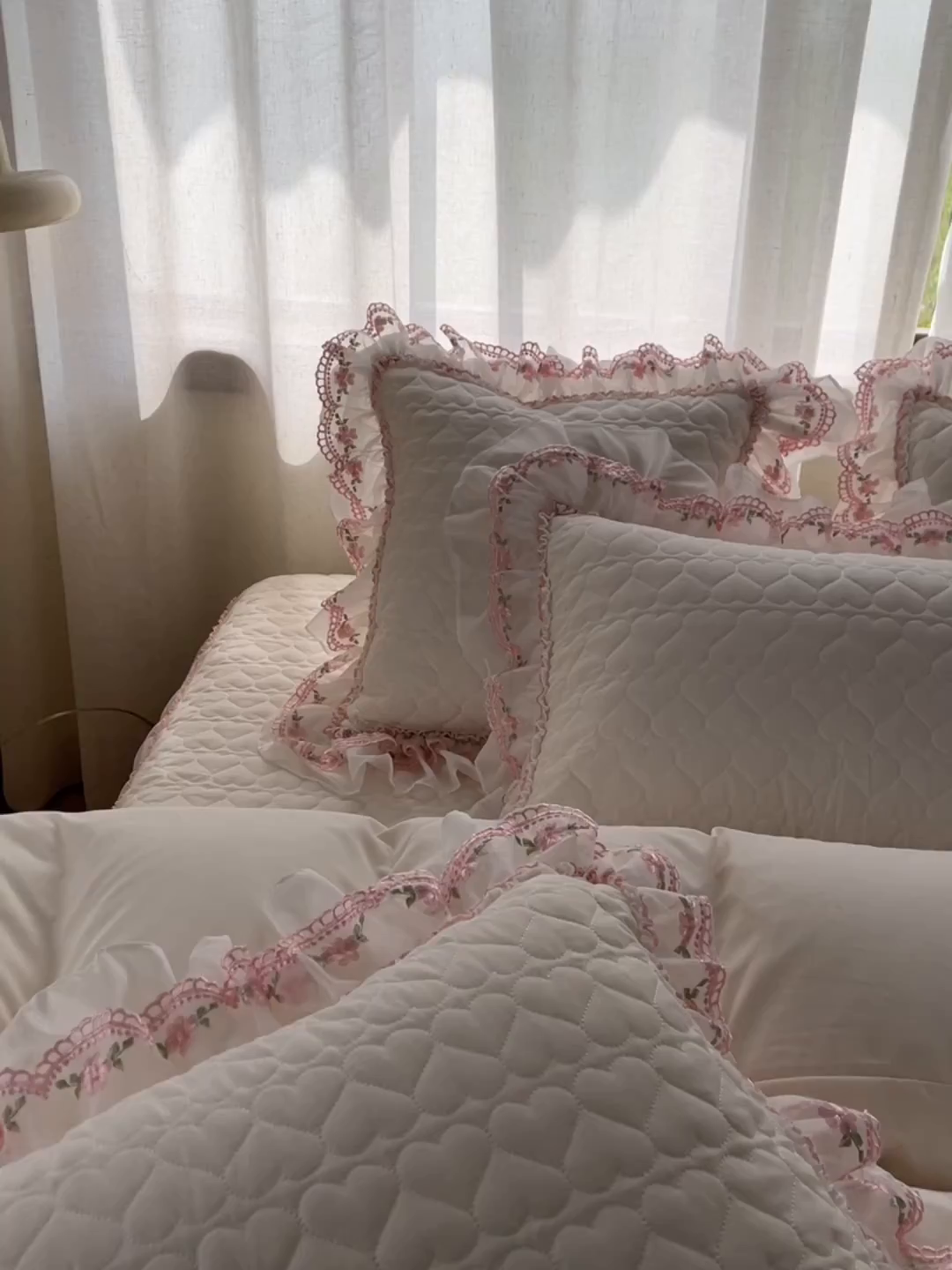 91家纺网 家纺一手货源 找家纺 罗艺轩 2025新款A类珍珠棉花边床裙四件套-梦幻花园 梦幻花园-荷花白