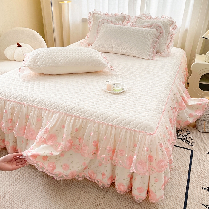 91家纺网 家纺一手货源 找家纺 罗艺轩 2025新款A类珍珠棉花边床裙三件套-梦幻花园 梦幻花园-荷花白