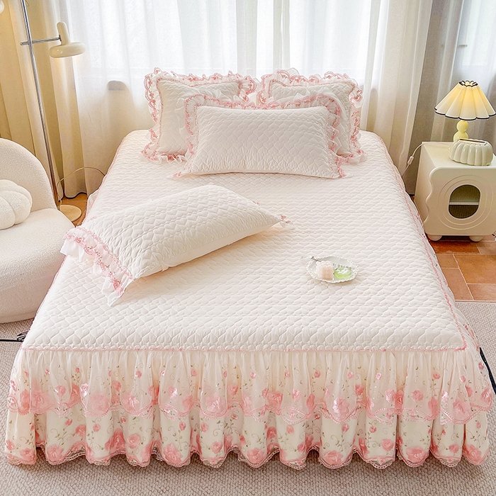 91家纺网 家纺一手货源 找家纺 （总）罗艺轩 2025新款A类珍珠棉花边床裙三件套-梦幻花园