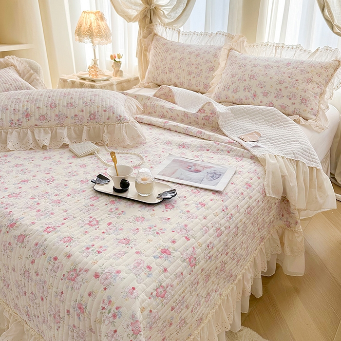 91家纺网 家纺一手货源 找家纺 罗艺轩 2025新款全棉印花花边床盖三件套 语曼-粉