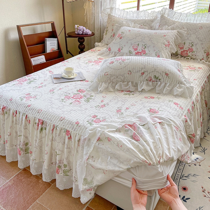 91家纺网 家纺一手货源 找家纺 罗艺轩 2025新款全棉印花床笠式床裙三件套 爱丽花园