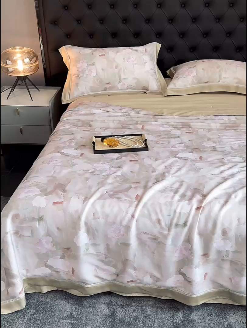 91家纺网 家纺一手货源 找家纺 桂雅居 2025新款60支莱赛尔数码印花蚕丝夏被-蚕小青 蔚蓝咖