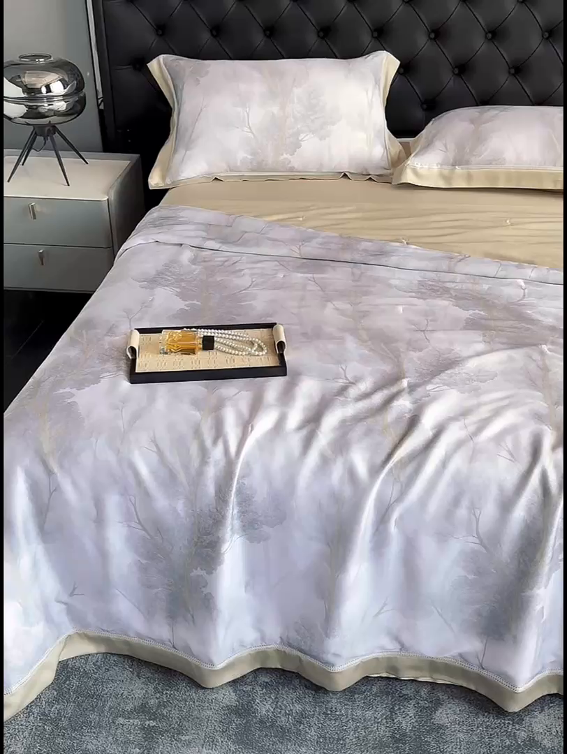 91家纺网 家纺一手货源 找家纺 桂雅居 2025新款60支莱赛尔数码印花蚕丝夏被-蚕小青 雾纱灰