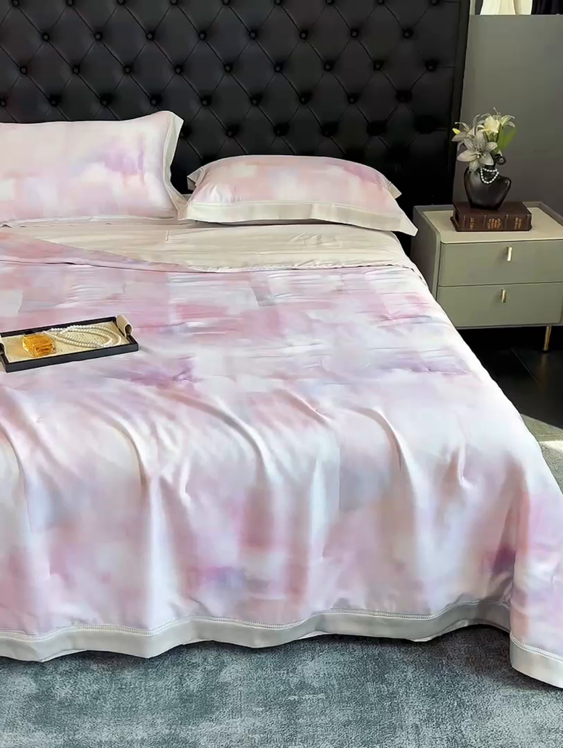 91家纺网 家纺一手货源 找家纺 桂雅居 2025新款60支莱赛尔数码印花蚕丝夏被-蚕小青 幽香恋曲-粉