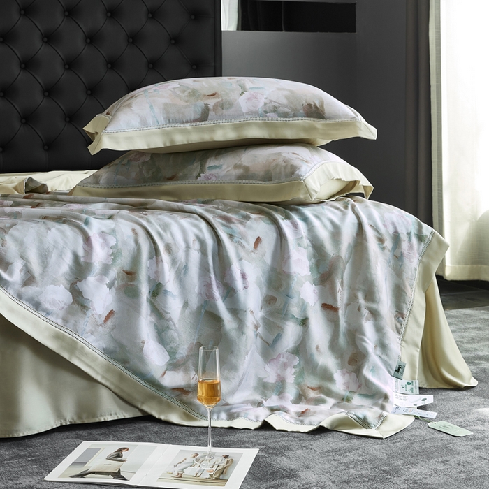 91家纺网 家纺一手货源 找家纺 桂雅居 2025新款60支莱赛尔数码印花蚕丝夏被-蚕小青 蔚蓝咖