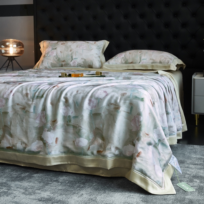 91家纺网 家纺一手货源 找家纺 桂雅居 2025新款60支莱赛尔数码印花蚕丝夏被-蚕小青 蔚蓝咖