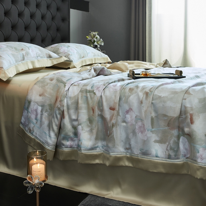 91家纺网 家纺一手货源 找家纺 桂雅居 2025新款60支莱赛尔数码印花蚕丝夏被-蚕小青 蔚蓝咖