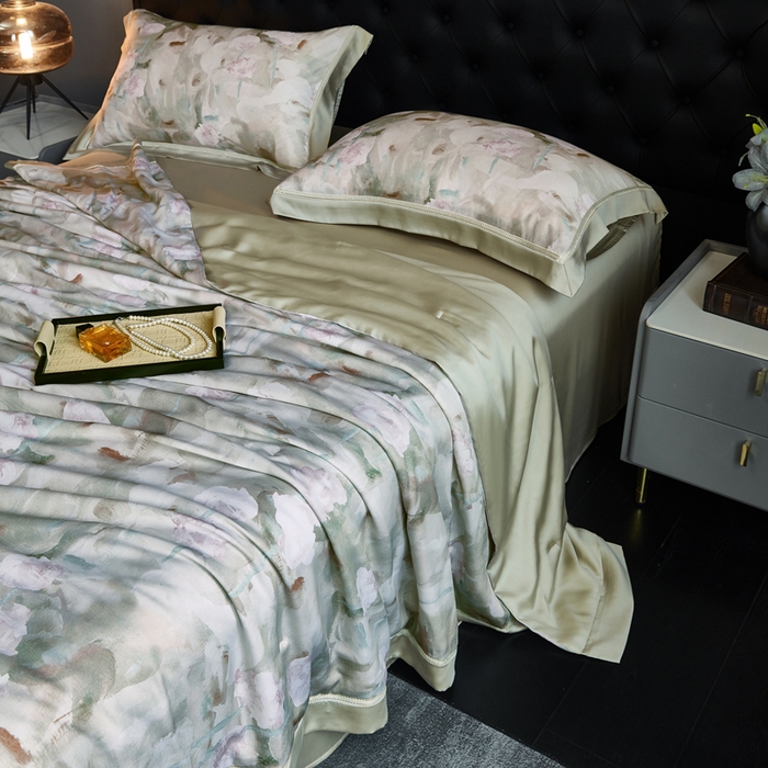 91家纺网 家纺一手货源 找家纺 桂雅居 2025新款60支莱赛尔数码印花蚕丝夏被-蚕小青 蔚蓝咖