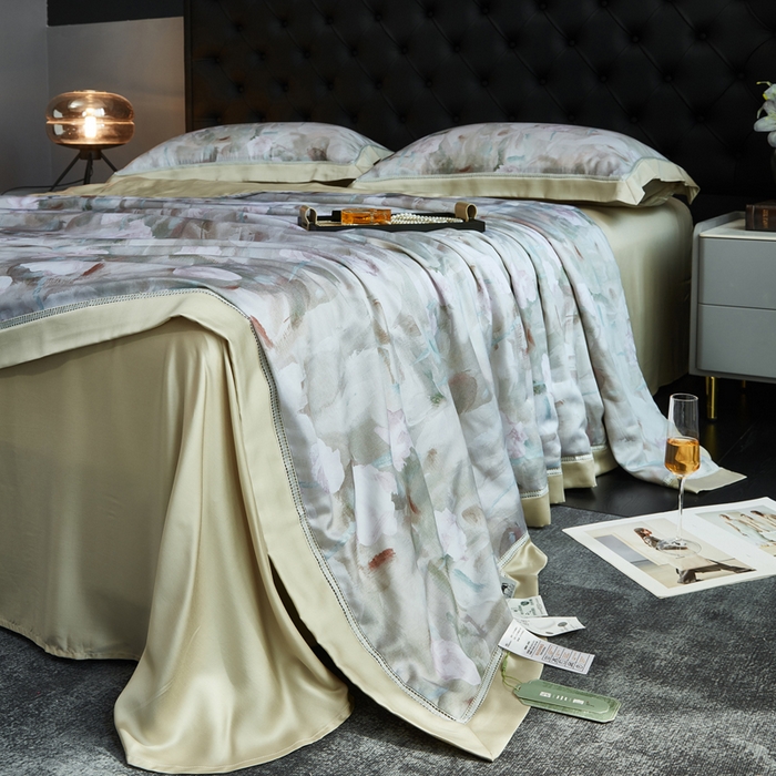 91家纺网 家纺一手货源 找家纺 桂雅居 2025新款60支莱赛尔数码印花蚕丝夏被-蚕小青 蔚蓝咖