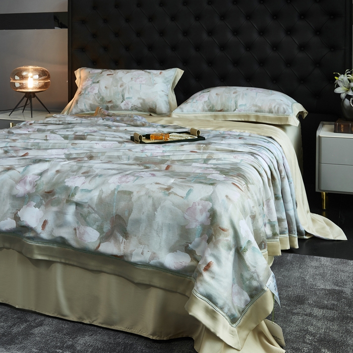 91家纺网 家纺一手货源 找家纺 桂雅居 2025新款60支莱赛尔数码印花蚕丝夏被-蚕小青 蔚蓝咖