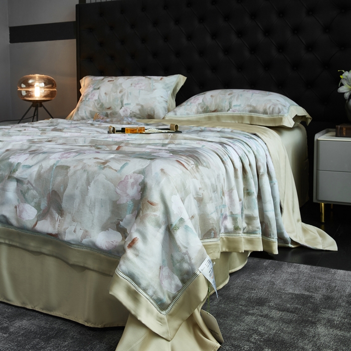 91家纺网 家纺一手货源 找家纺 桂雅居 2025新款60支莱赛尔数码印花蚕丝夏被-蚕小青 蔚蓝咖