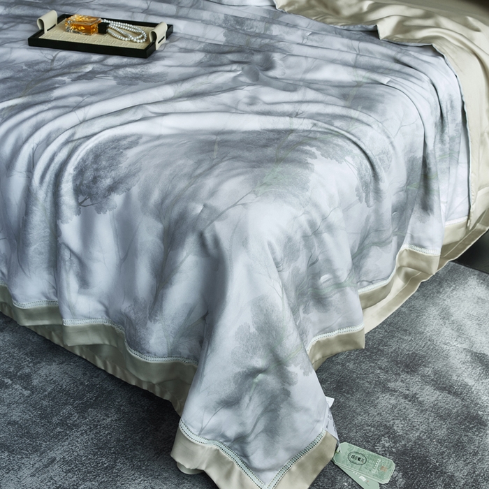 91家纺网 家纺一手货源 找家纺 桂雅居 2025新款60支莱赛尔数码印花蚕丝夏被-蚕小青 雾纱灰