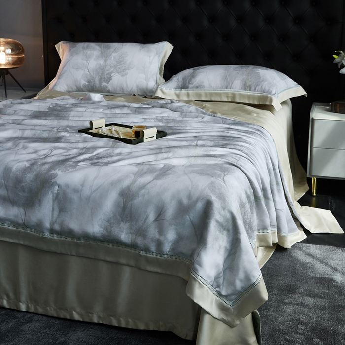 91家纺网 家纺一手货源 找家纺 桂雅居 2025新款60支莱赛尔数码印花蚕丝夏被-蚕小青 雾纱灰