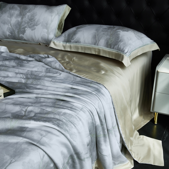 91家纺网 家纺一手货源 找家纺 桂雅居 2025新款60支莱赛尔数码印花蚕丝夏被-蚕小青 雾纱灰