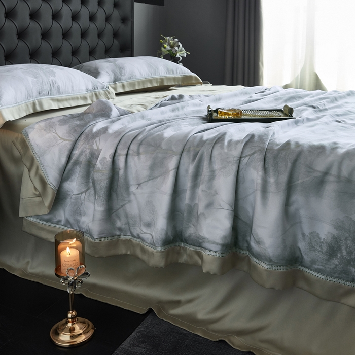 91家纺网 家纺一手货源 找家纺 桂雅居 2025新款60支莱赛尔数码印花蚕丝夏被-蚕小青 雾纱灰