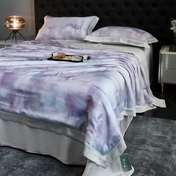 91家纺网 家纺一手货源 找家纺 桂雅居 2025新款60支莱赛尔数码印花蚕丝夏被-蚕小青 幽香恋曲-粉