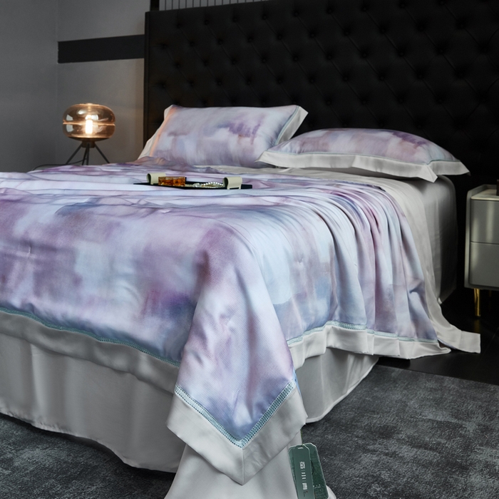 91家纺网 家纺一手货源 找家纺 桂雅居 2025新款60支莱赛尔数码印花蚕丝夏被-蚕小青 幽香恋曲-粉