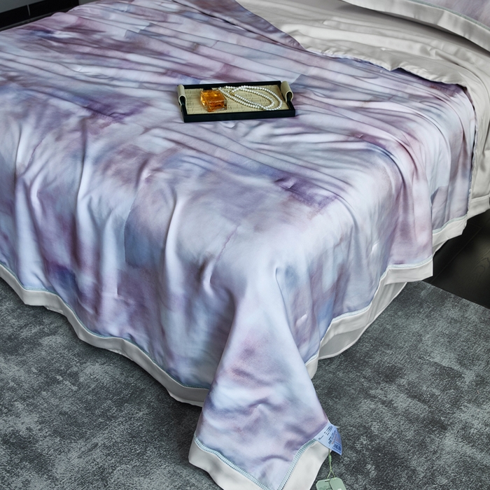 91家纺网 家纺一手货源 找家纺 桂雅居 2025新款60支莱赛尔数码印花蚕丝夏被-蚕小青 幽香恋曲-粉