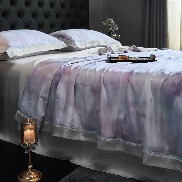 91家纺网 家纺一手货源 找家纺 桂雅居 2025新款60支莱赛尔数码印花蚕丝夏被-蚕小青 幽香恋曲-粉