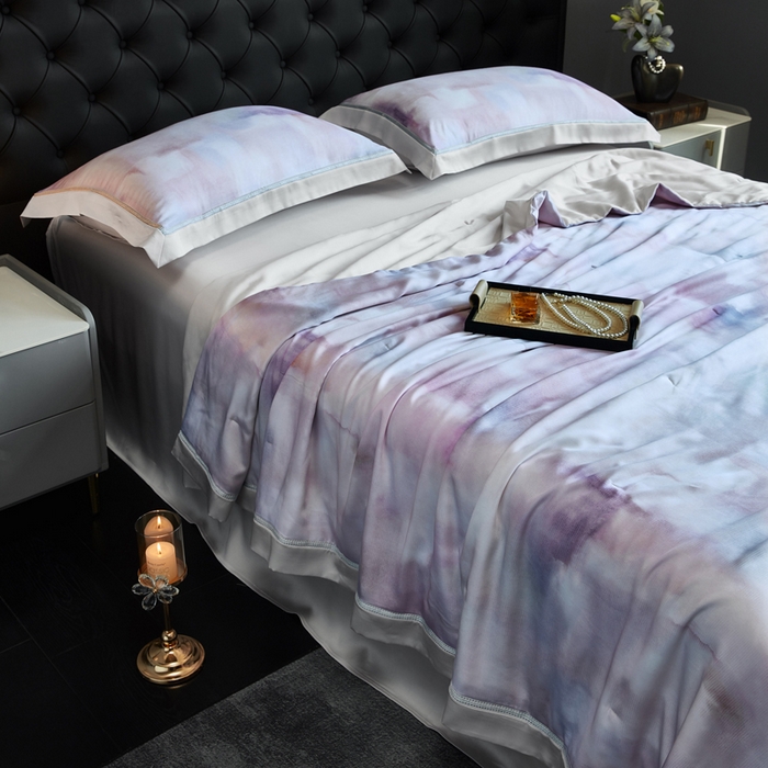 91家纺网 家纺一手货源 找家纺 桂雅居 2025新款60支莱赛尔数码印花蚕丝夏被-蚕小青 幽香恋曲-粉