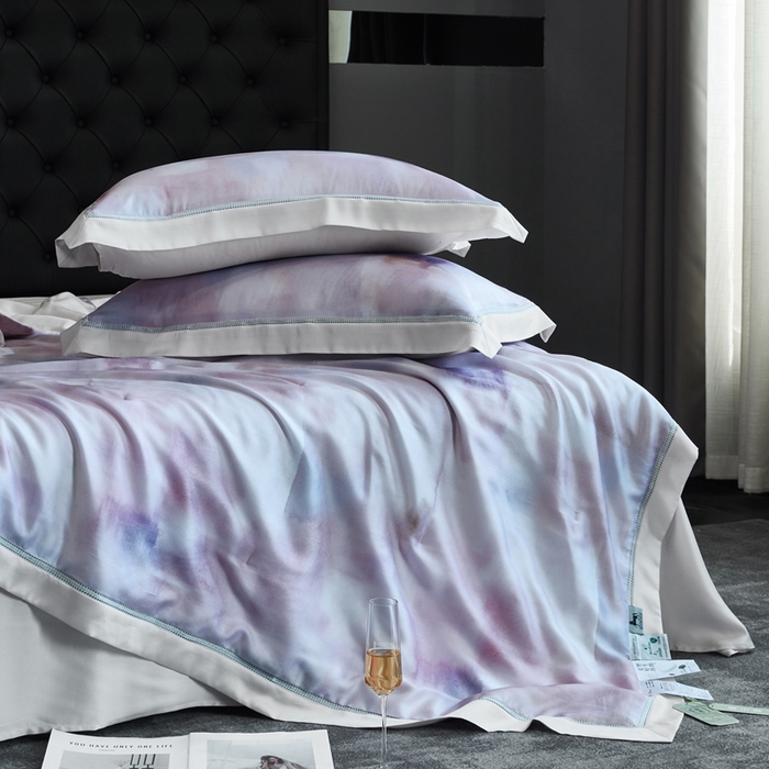 91家纺网 家纺一手货源 找家纺 桂雅居 2025新款60支莱赛尔数码印花蚕丝夏被-蚕小青 幽香恋曲-粉