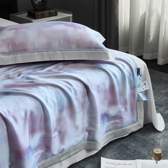 91家纺网 家纺一手货源 找家纺 桂雅居 2025新款60支莱赛尔数码印花蚕丝夏被-蚕小青 幽香恋曲-粉