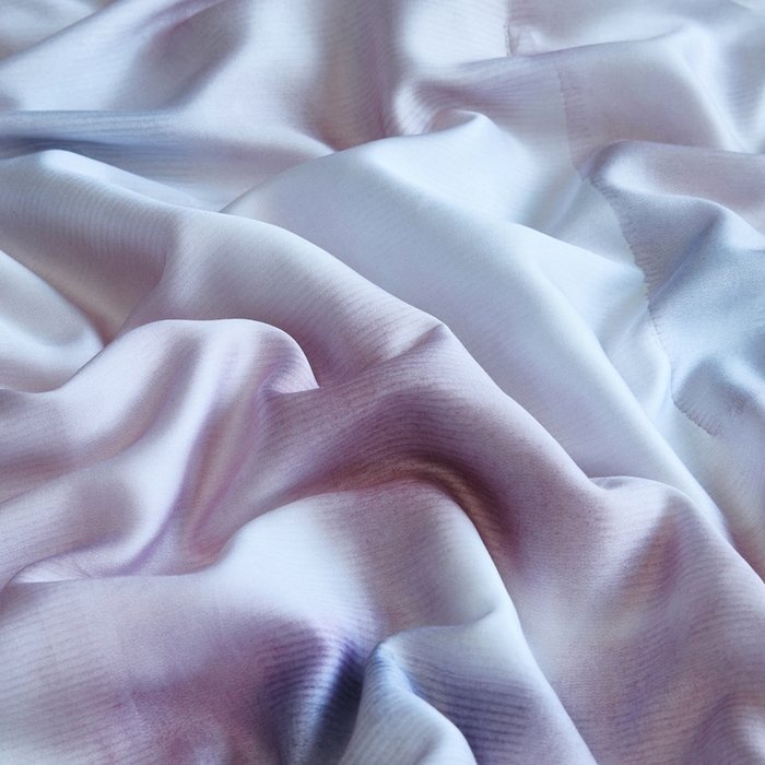 91家纺网 家纺一手货源 找家纺 桂雅居 2025新款60支莱赛尔数码印花蚕丝夏被-蚕小青 幽香恋曲-粉