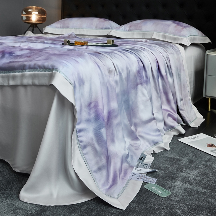 91家纺网 家纺一手货源 找家纺 桂雅居 2025新款60支莱赛尔数码印花蚕丝夏被-蚕小青 幽香恋曲-粉