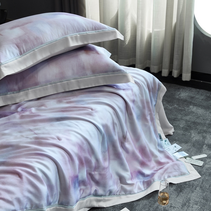 91家纺网 家纺一手货源 找家纺 桂雅居 2025新款60支莱赛尔数码印花蚕丝夏被-蚕小青 幽香恋曲-粉