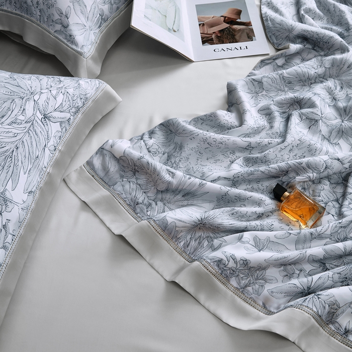 91家纺网 家纺一手货源 找家纺 桂雅居 2025新款60支兰莱赛尔数码印花蚕丝夏被-蚕小青 云禾川-兰