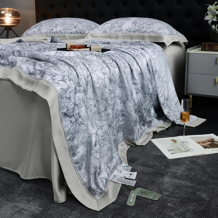 91家纺网 家纺一手货源 找家纺 桂雅居 2025新款60支兰莱赛尔数码印花蚕丝夏被-蚕小青 云禾川-兰