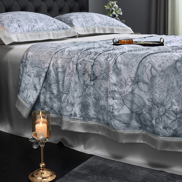 91家纺网 家纺一手货源 找家纺 桂雅居 2025新款60支兰莱赛尔数码印花蚕丝夏被-蚕小青 云禾川-兰