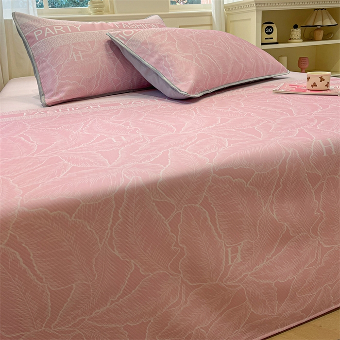 91家纺网 家纺一手货源 找家纺 星座家纺 2025新款斜纹提花凉感丝凉席床单款三件套 叶之语-粉