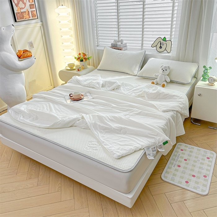 91家纺网 家纺一手货源 找家纺 慕木2025新款A类凉感丝小冰熊云母冰丝凉席床笠夏被系列  小冰熊-奶昔白