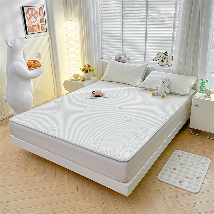 91家纺网 家纺一手货源 找家纺 慕木2025新款A类凉感丝小冰熊云母冰丝凉席床笠夏被系列  小冰熊-奶昔白