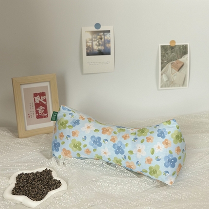 91家纺网 家纺一手货源 找家纺 （总）芯洲 2025新款日系田园小碎花草本助眠颈椎反弓牵引三角枕枕头枕芯