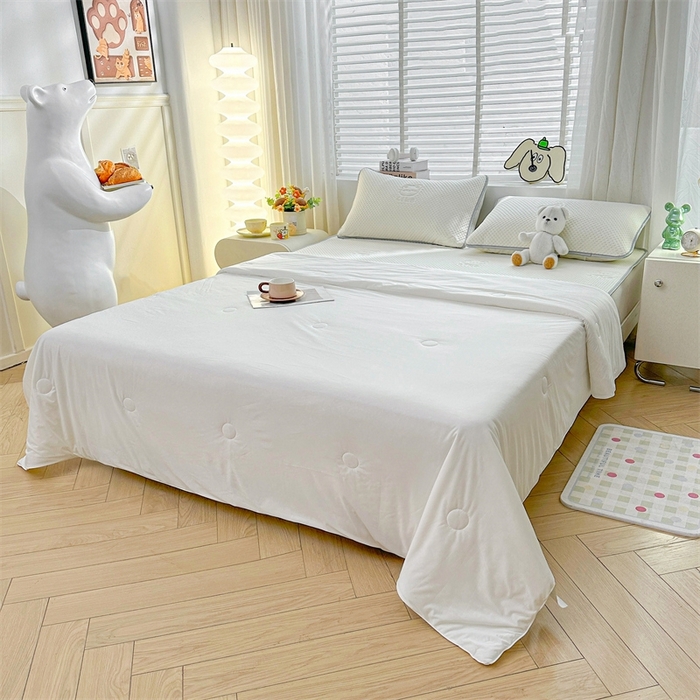 91家纺网 家纺一手货源 找家纺 慕木2025新款A类凉感丝小冰熊云母冰丝凉席床笠夏被系列  小冰熊-奶昔白