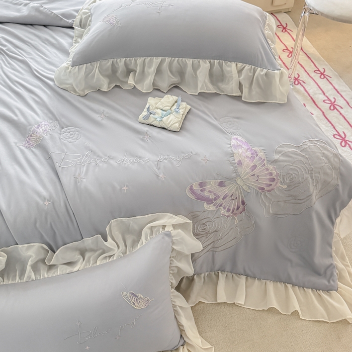 91家纺网 家纺一手货源 找家纺 凯美家居 2025新款超柔亲肤棉夏被回件套 夏被蝶恋花 浅灰