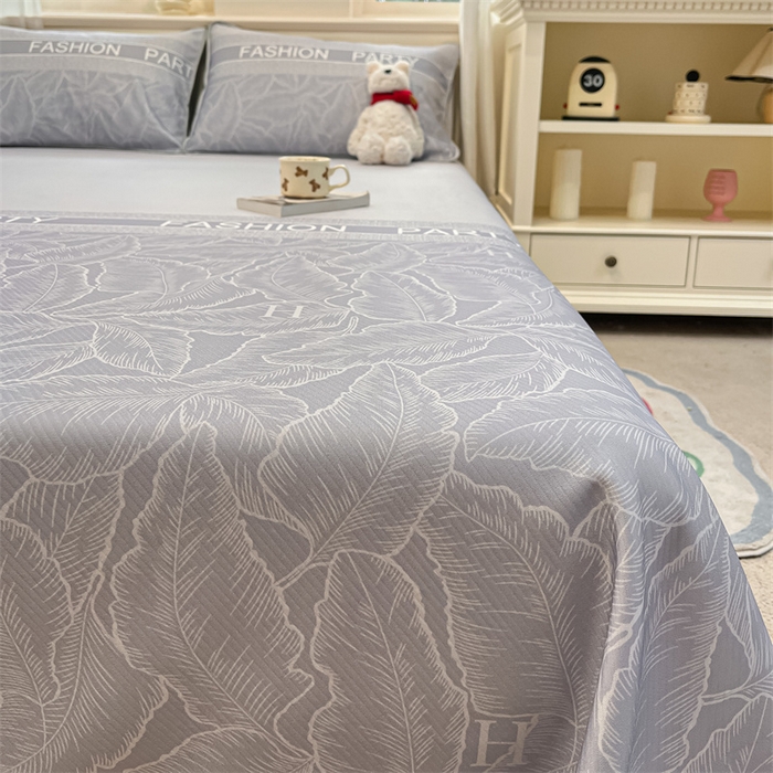 91家纺网 家纺一手货源 找家纺 星座家纺 2025新款斜纹提花凉感丝凉席床单款三件套 叶之语-灰